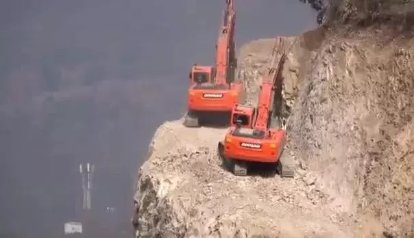 在悬崖上修建盘山公路，挖掘机是如何施工的？