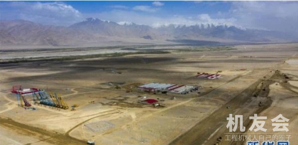 新疆塔什庫爾幹機場施工現場（6月3日攝）。新華社記者 胡虎虎 攝
