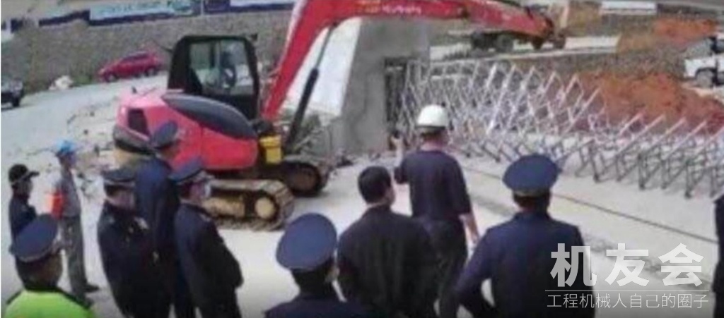 李蓬国：城管局长用挖掘机拆校门，权力耍横岂能姑息纵容？