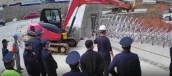 李蓬国：城管局长用挖掘机拆校门，权力耍横岂能姑息纵容？
