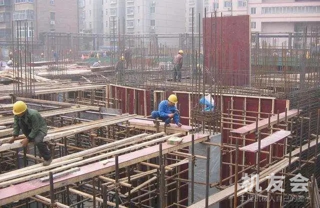 建筑工地农民工每天挣几百块钱，但吃饭就吃路边摊，十块钱管饱