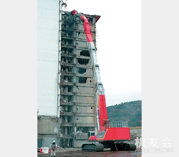 世界上最高的建筑拆除机吉尼斯纪录保持者—SK2200D拆楼王