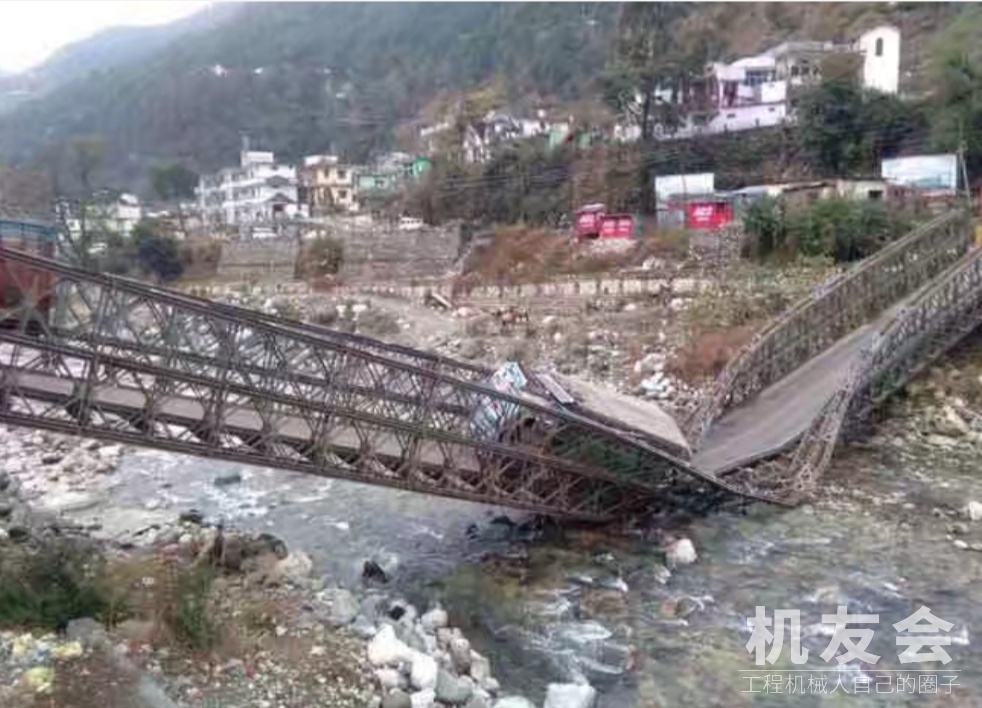 印军桥梁发生坍塌！着急修路不顾限制，挖掘机和拖车瞬间掉入河谷
