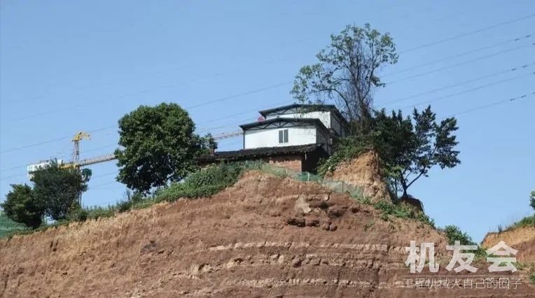 印尼最强“钉子户”，为守护家园，涉险对抗挖掘机，结局如何