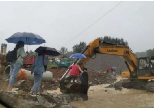 民警洪水中用挖掘机运输学生