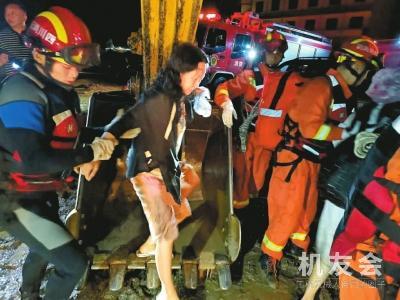 洪水凌晨突袭景点 53名游客 坐挖掘机脱线