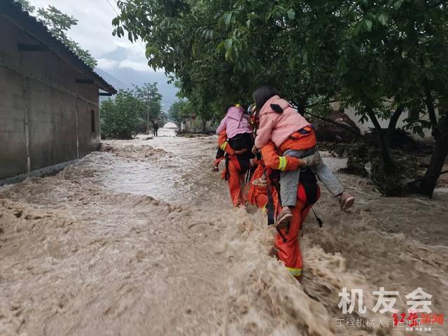 洪水凌晨突袭景点 53名游客 坐挖掘机脱线
