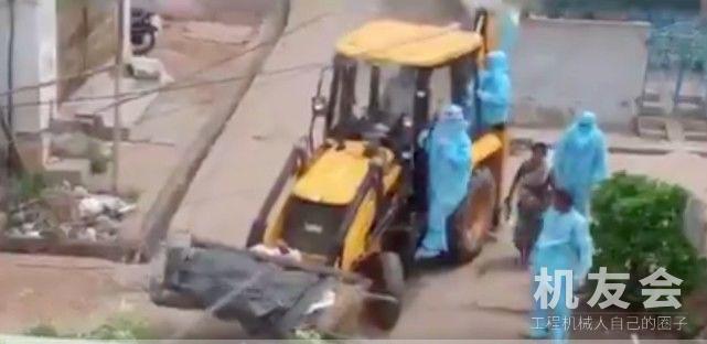 印度工作人員用挖掘機和拖拉機運送新冠死者屍體，視頻曝光引眾怒