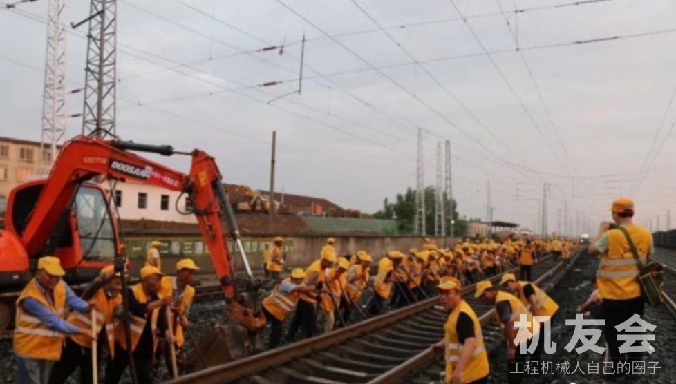 千余建设者凌晨奋战打通浩吉铁路与焦柳铁路“肠梗阻”