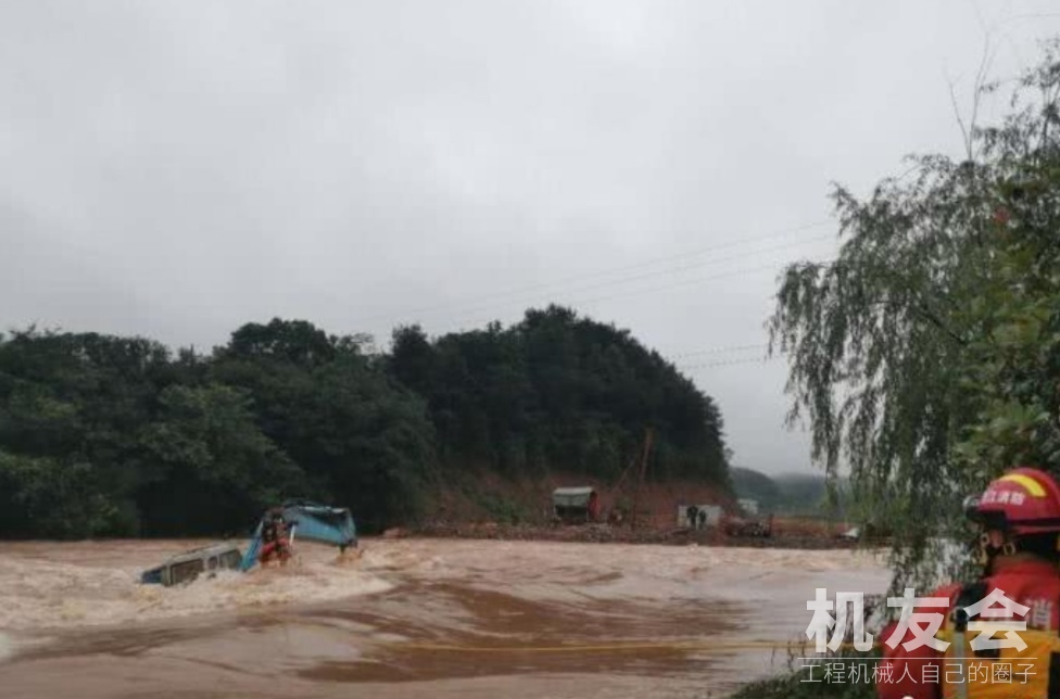 暴雨突袭工人被困挖机 浙江柯城消防凌晨紧急救援