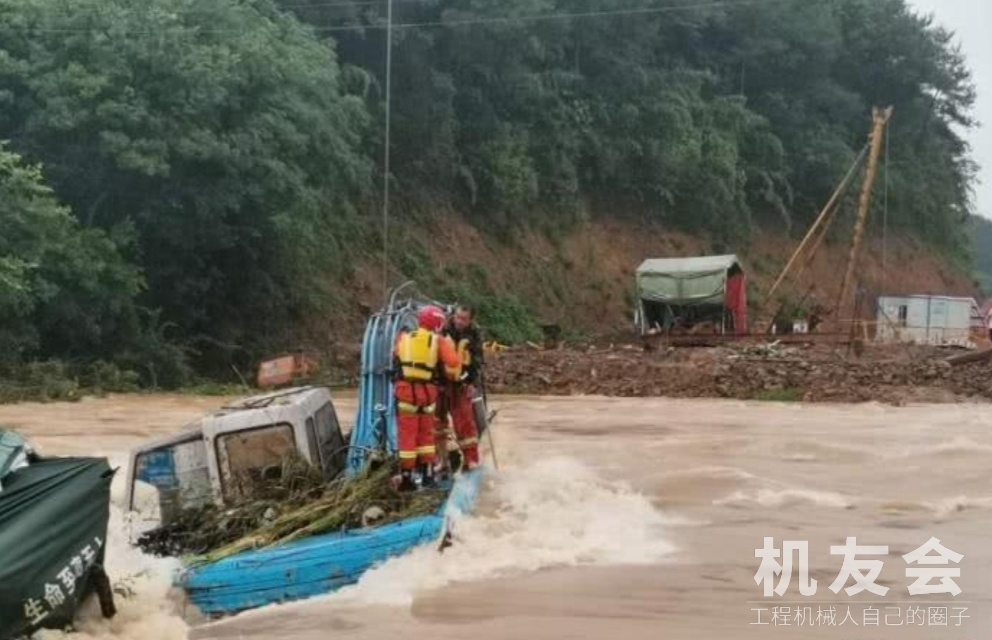 暴雨突袭工人被困挖机 浙江柯城消防凌晨紧急救援