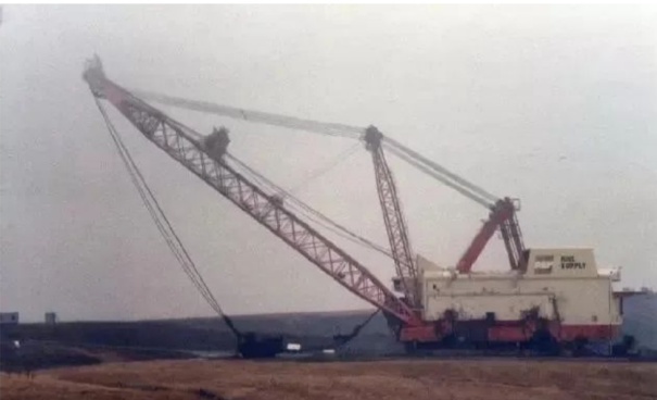 历史最大挖掘机，重12258吨32500马力 一个头209吨