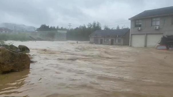 临安持续暴雨，大型挖掘机涉水救人