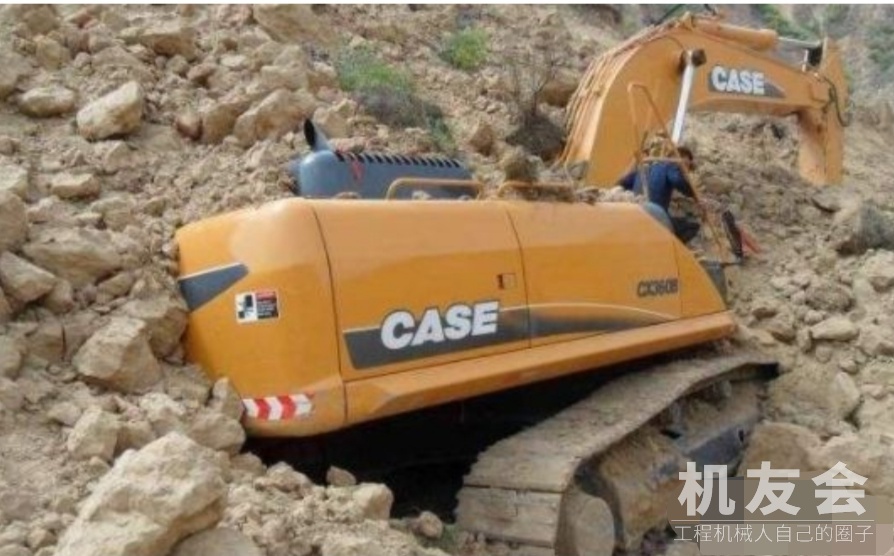 2名挖机驾驶员同时被活埋死亡，这种挖机活保命技巧！