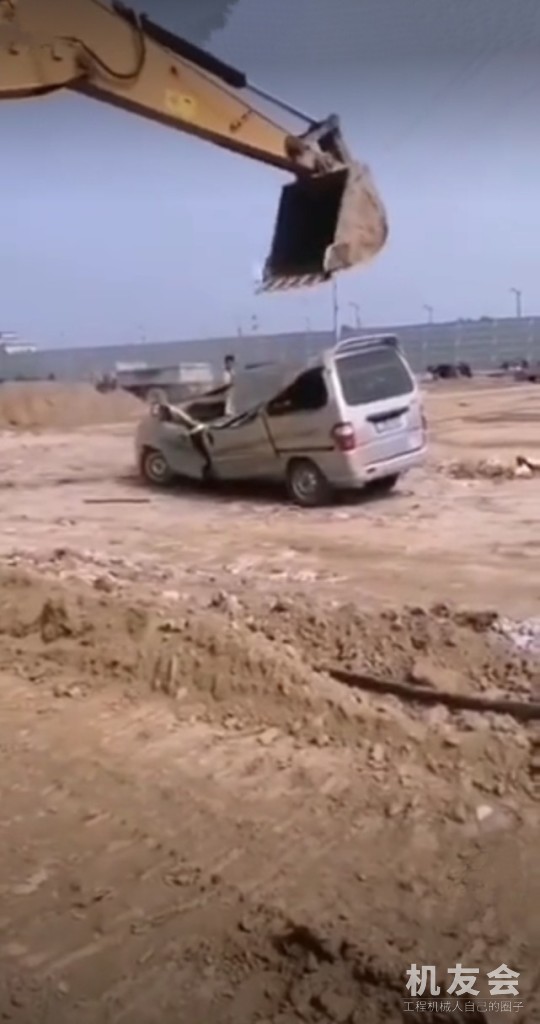 恐怖！一辆倒行中的面包车被挖掘机“秒杀”