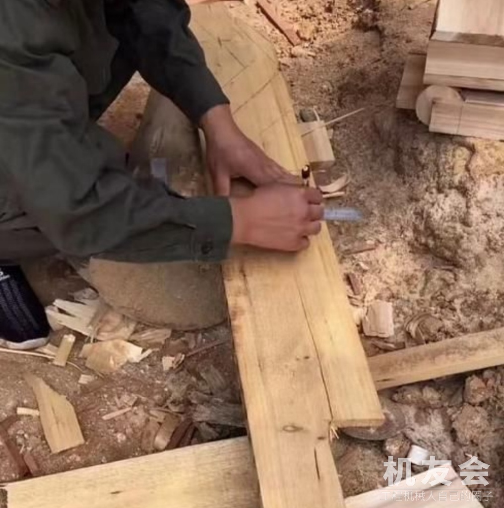 手艺人用木头做“挖土机”？开始：糊弄小孩子吧，看到成品：想买！