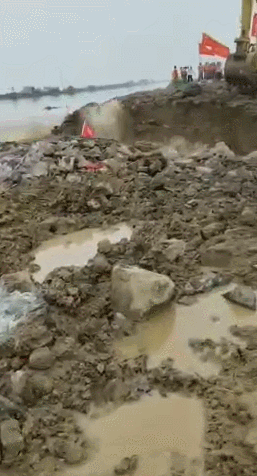太惊险！安徽石大圩决堤，挖掘机瞬间被冲走