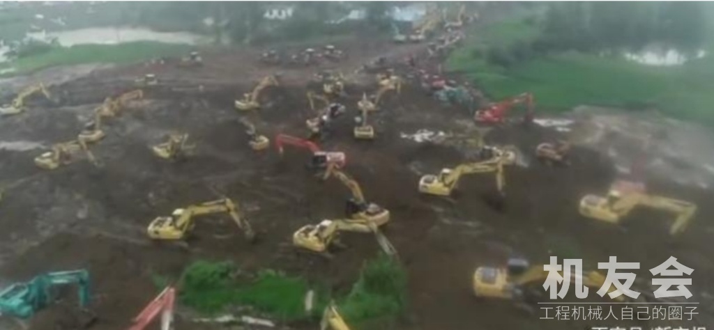 安徽戴家湖涵闸破损，数千村民撤离 几十台挖掘机紧急构筑堤坝