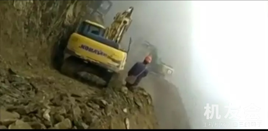 挖机师傅矿山作业，竟从几十米高坡摔下！司机终身阴影！
