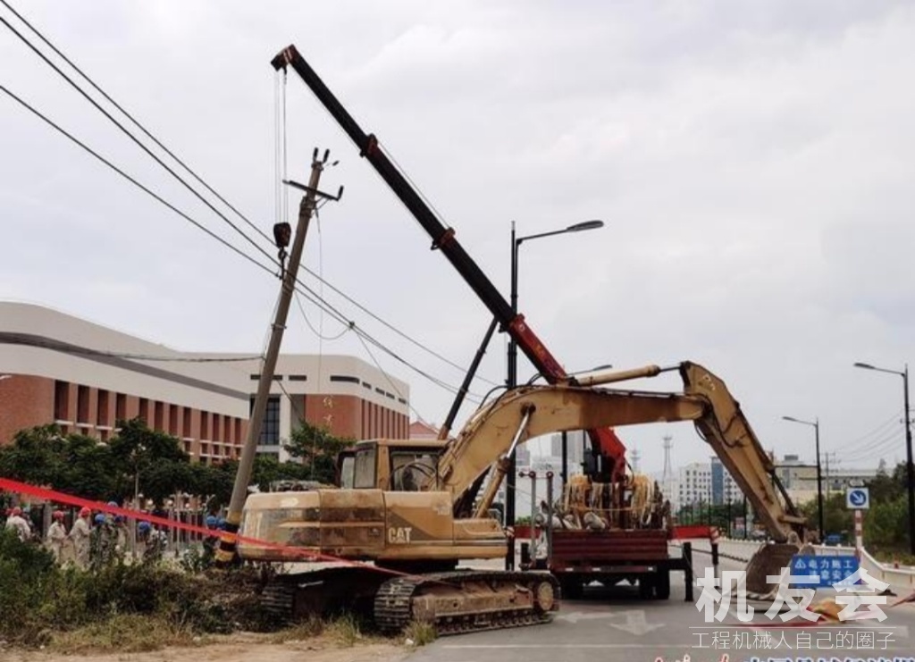 福建東山：挖掘機“惹禍”供電人員忙搶修