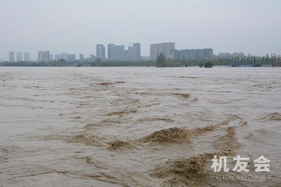 洪峰過境成都金堂：街區被淹居民借輪胎、挖掘機撤離