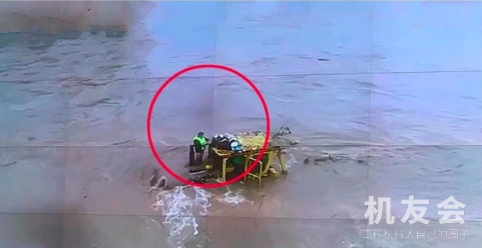 四川樂山：太陽島一工人被洪水圍困，站在挖掘機上求救