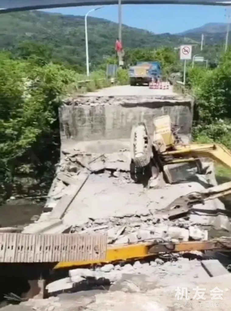 苍南一座桥梁坍塌，两台挖掘机掉入桥下，两人受伤