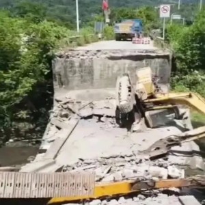 苍南一座桥梁坍塌，两台挖掘机掉入桥下，两人受伤