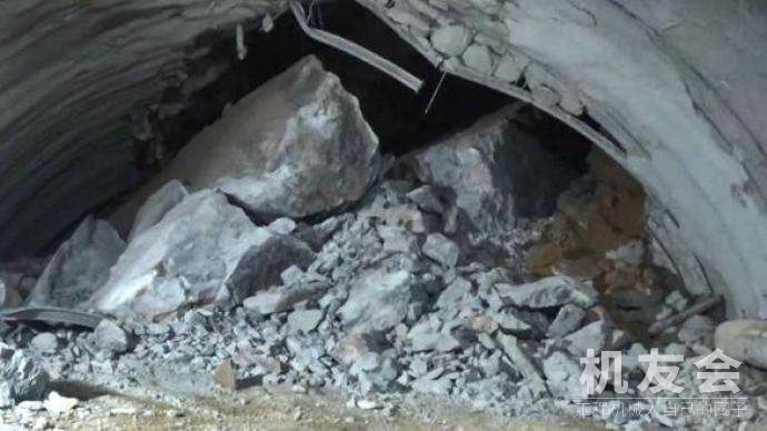 隧道塌方9人被困 多台挖掘機緊急救援！
