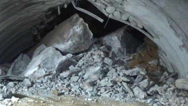 隧道塌方9人被困 多台挖掘机紧急救援！