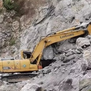 挖掘机司机非法采矿被落石砸死 谁来负责？