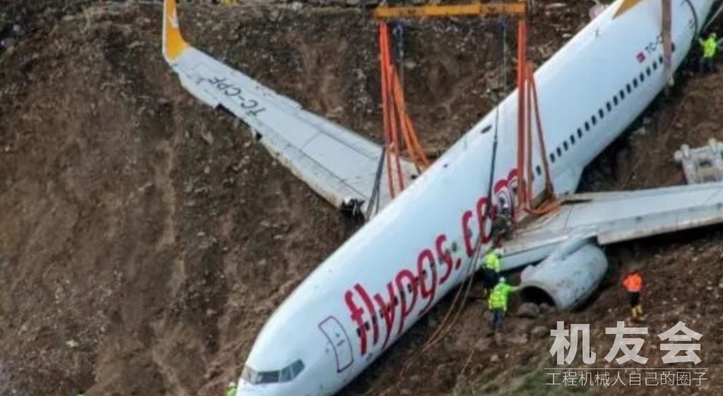 大吊车吊飞机！土耳其遇险客机“获救”