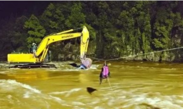 突遇河水暴涨，驾驶员蹚水去开挖掘机，结果…