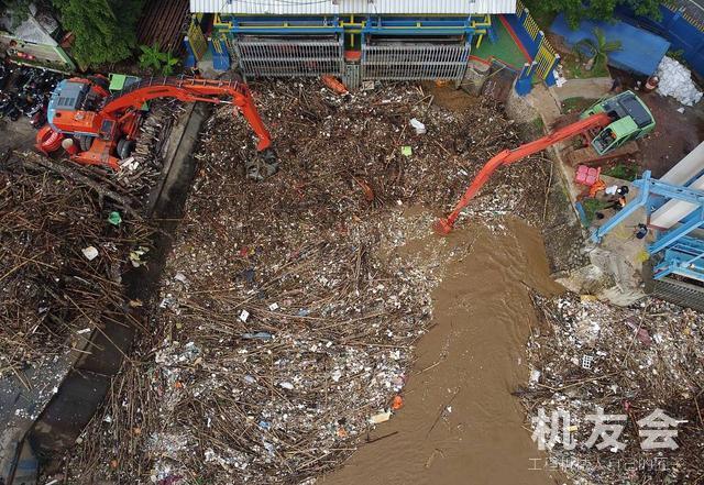 印度遭遇暴雨 工人用挖掘機“撈”垃圾