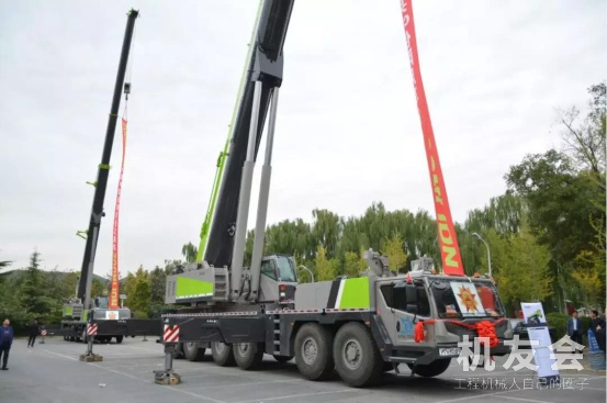 中聯網紅400噸極光綠吊車，成為國慶閱兵專用保障車！