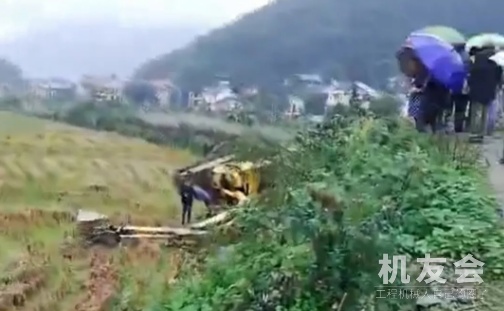 湖南安化一挖掘機側翻墜入水田 司機不幸身亡！