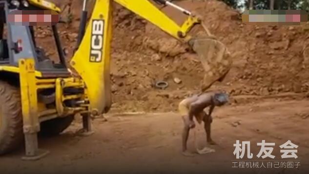 這操作神了！男子用挖掘機給後背“撓癢癢”