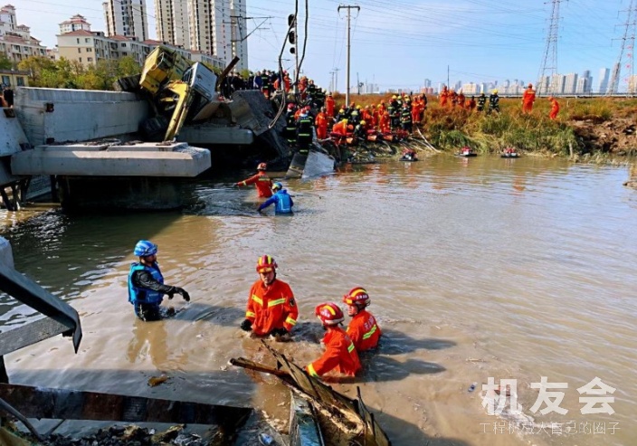 天津铁路桥坍塌共造成7死5伤 桥面侧面倾覆 一挖掘机被掀翻！