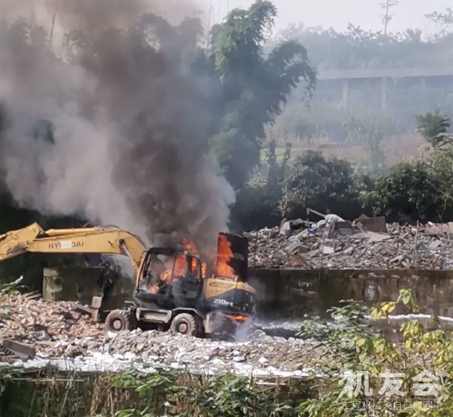 南充一挖機自燃 發動機被燒 車主損失慘重！