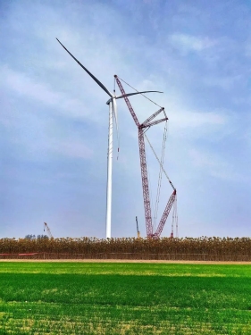 石化起运睢宁风电项目5号风机吊装就位