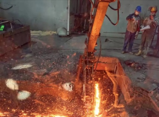 1000°C高温从容作业，这台三一挖掘机“火了”