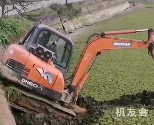 挖机这样下烂泥塘还能出来吗？