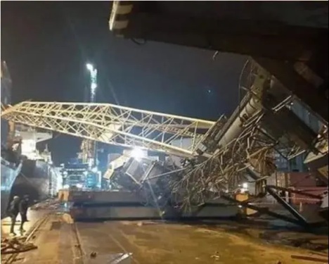 事故 | 阿尔及利亚港口货轮突发三连撞，利勃海尔起重机被撞翻
