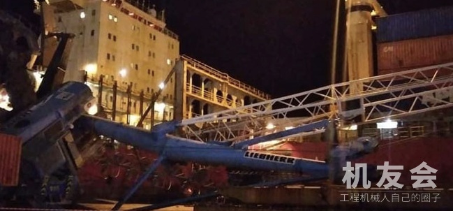 事故 | 阿尔及利亚港口货轮突发三连撞，利勃海尔起重机被撞翻
