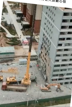 挖机被送上60米楼顶，场面惊心动魄，堪比大片！