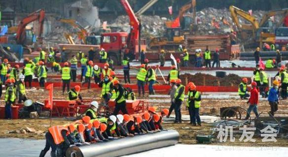 中国基建名声大噪，万名工人、4000台挖掘机“火力全开”